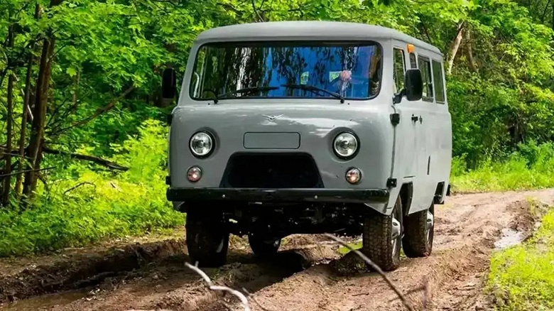 УАЗ решил главную проблему легендарной «Буханки»: зазоры, сквозные щели и другой заводской брак уйдут в историю - 1 УАЗ решил главную проблему легендарной «Буханки»: зазоры, сквозные щели и другой заводской брак уйдут в историю