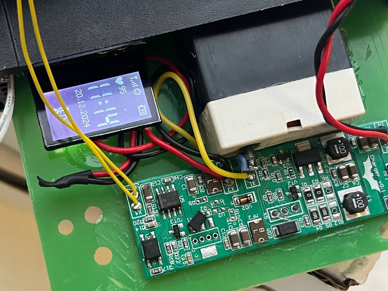 Зарядное устройство для свинцово-кислотных аккумуляторов 4В - 12 Зарядное устройство для свинцово-кислотных аккумуляторов 4В - 12