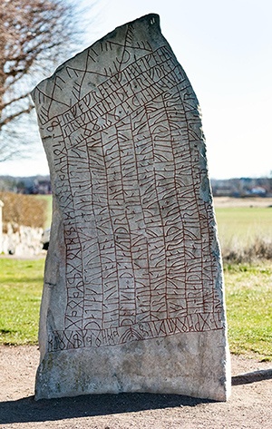 Рунический камень из Рёка. Образец написания древних рун или «старшего футарка». IX в.