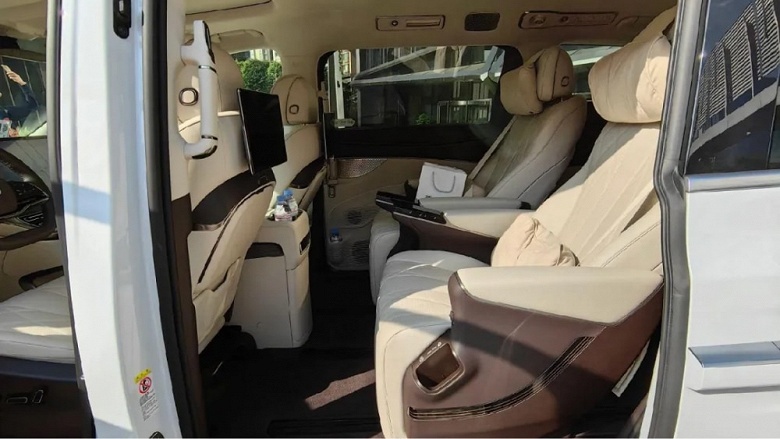 Модель, которая &laquo;в одиночку переломило тенденцию к снижению рынка минивэнов&raquo;, и стала бестселлером класса. Denza D9 DM-i 2025 поступил к дилерам