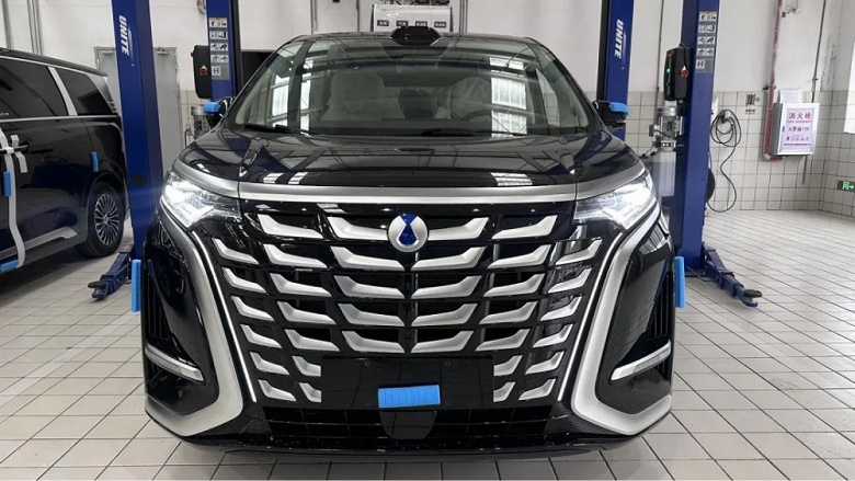 Модель, которая &laquo;в одиночку переломило тенденцию к снижению рынка минивэнов&raquo;, и стала бестселлером класса. Denza D9 DM-i 2025 поступил к дилерам