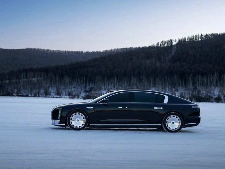 Aurus, Rolls-Royce и Bentley, в сторону: &laquo;800-й&raquo; лимузин Huawei Maextro, который ожидается в России, дрифтит по снегу и льду при -30 &deg;C
