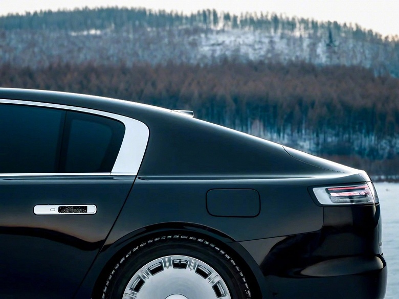 Aurus, Rolls-Royce и Bentley, в сторону: &laquo;800-й&raquo; лимузин Huawei Maextro, который ожидается в России, дрифтит по снегу и льду при -30 &deg;C