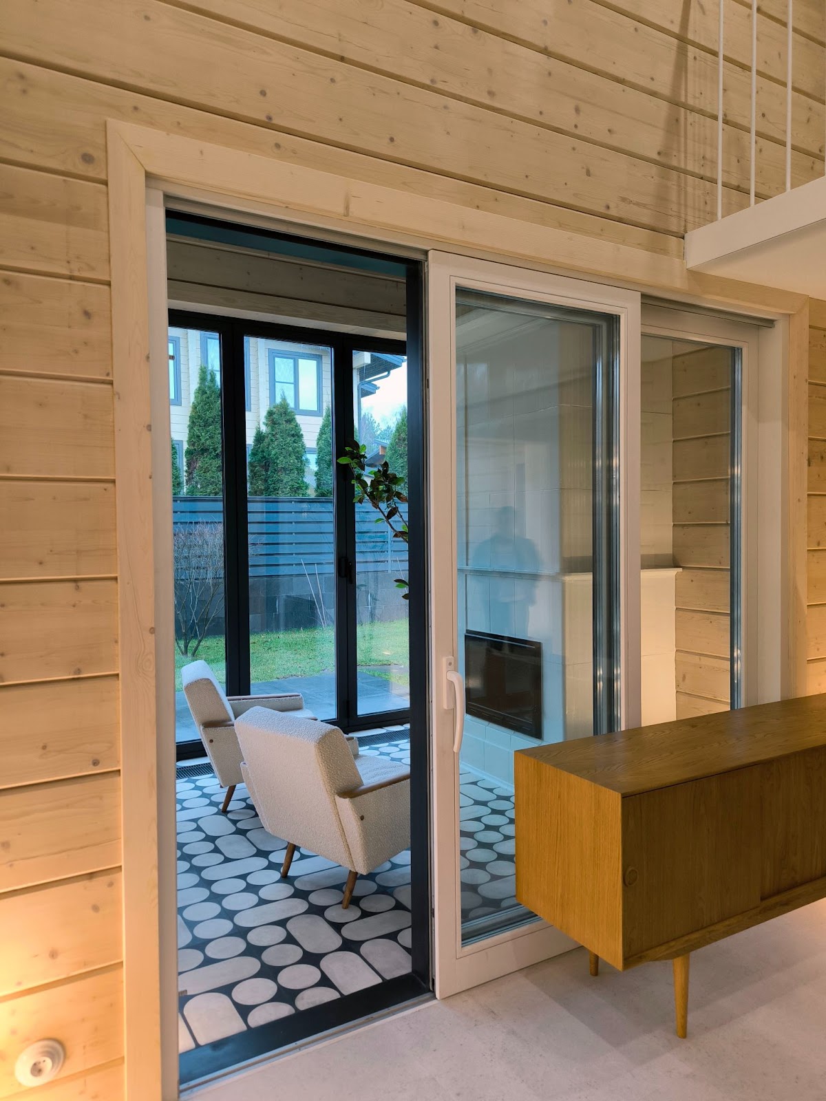 Вид из гостиной на веранду, другой ракурс