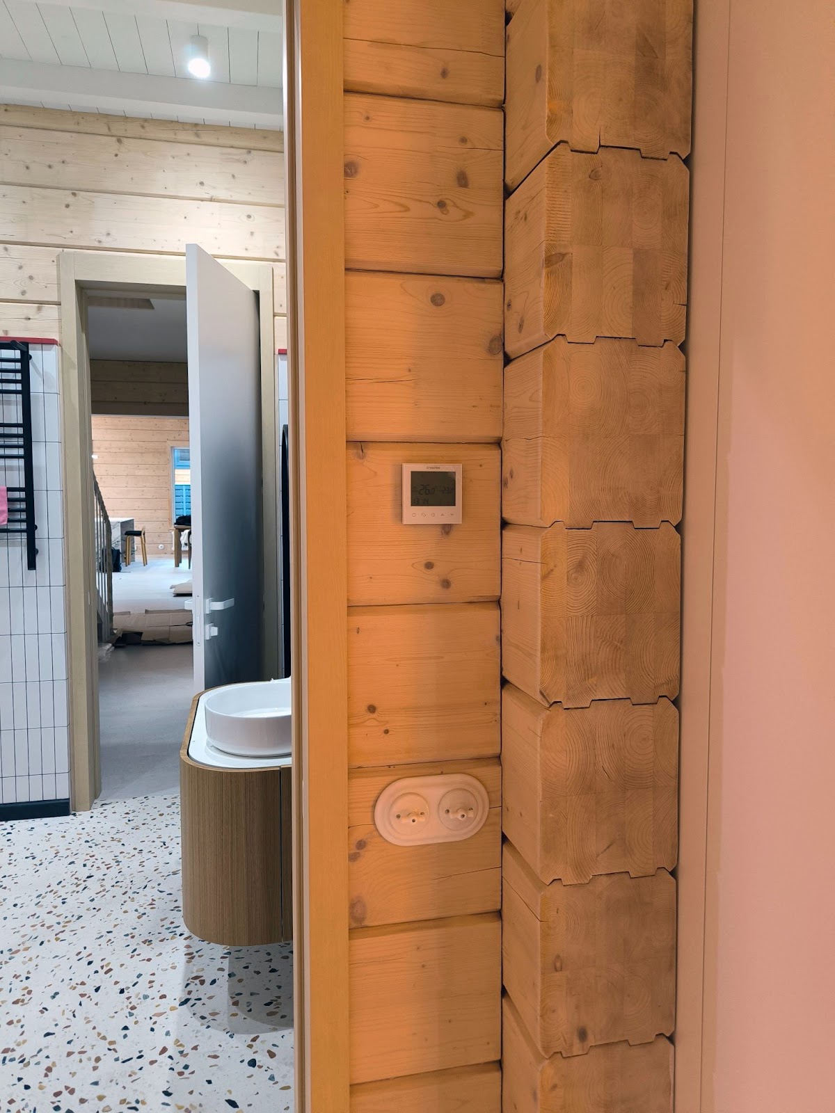 Вид из SPA-зоны на гостиную через санузел