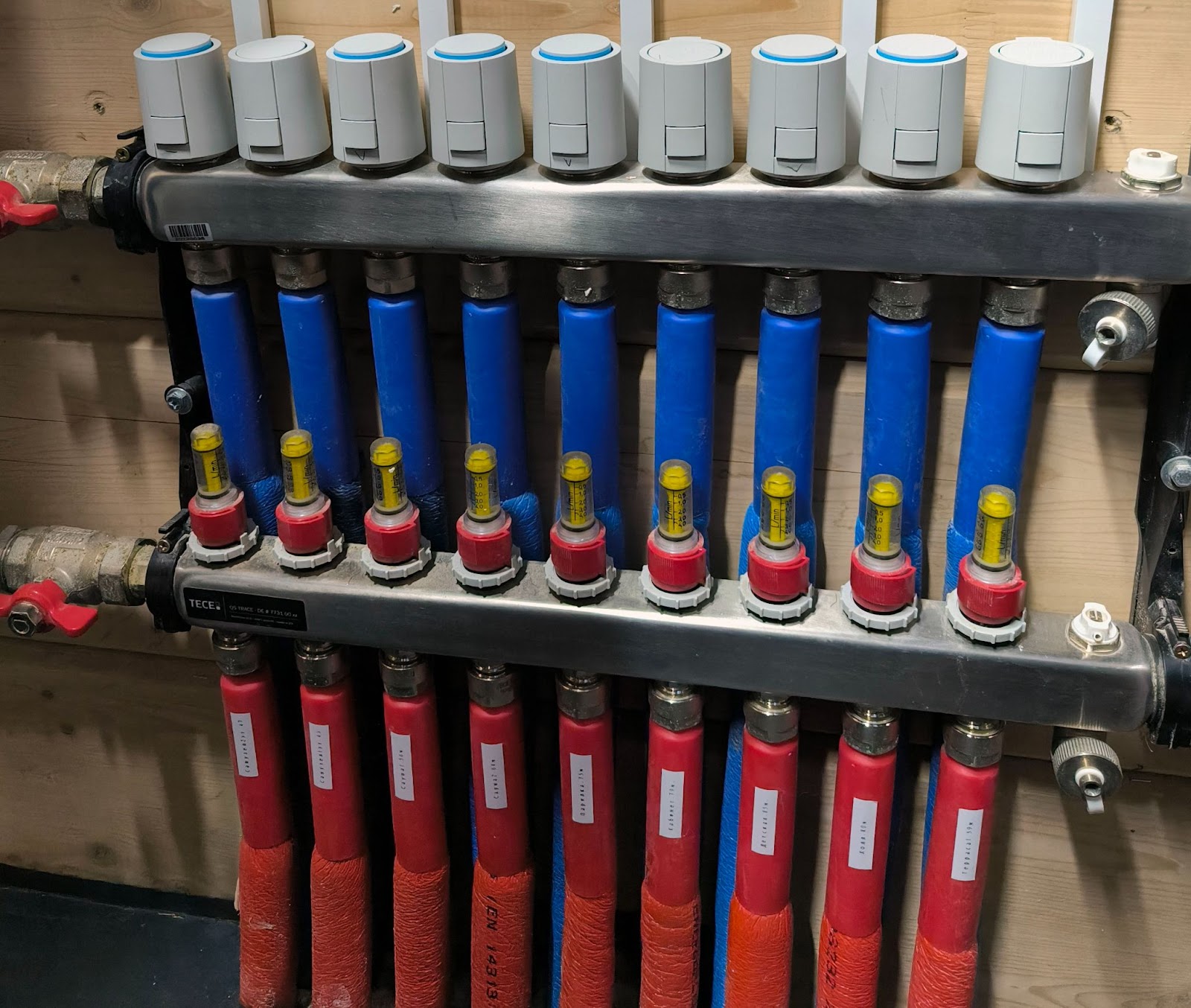 Электротермические приводы в котельной, они подключены к термостатам Valtec