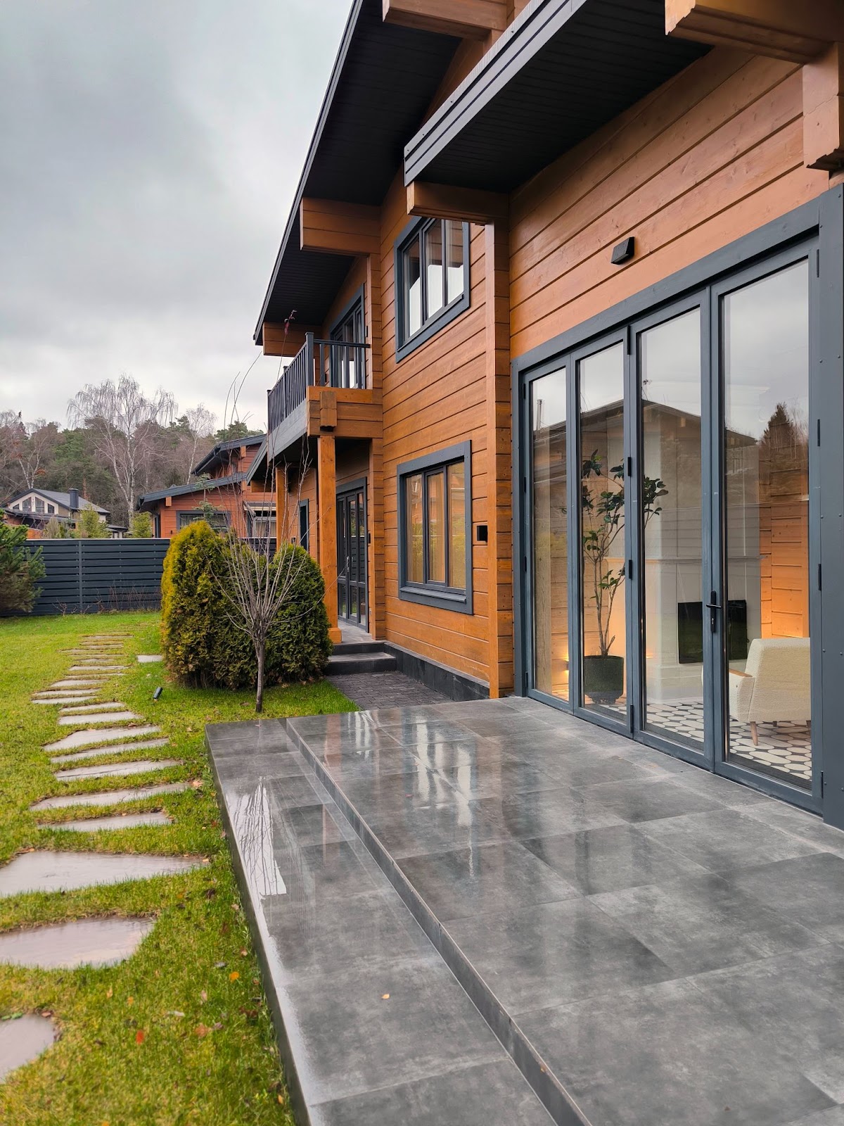 Двор дома, вид на веранду