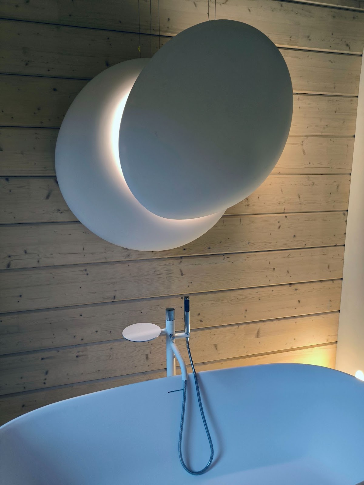 Красивый светильник в SPA-зоне и ванная