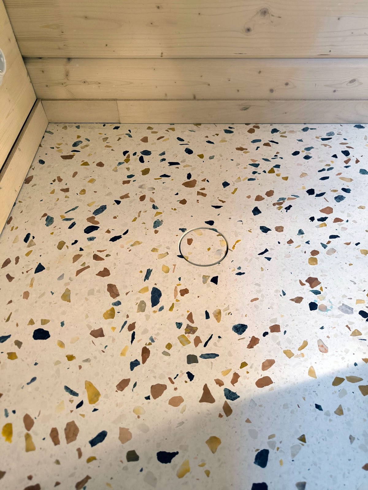 Датчик протечки встроили в пол