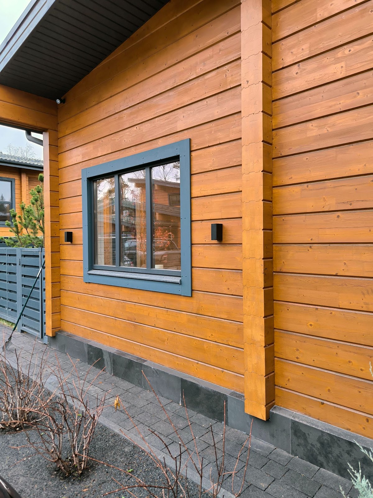 Фасад дома подсвечивается