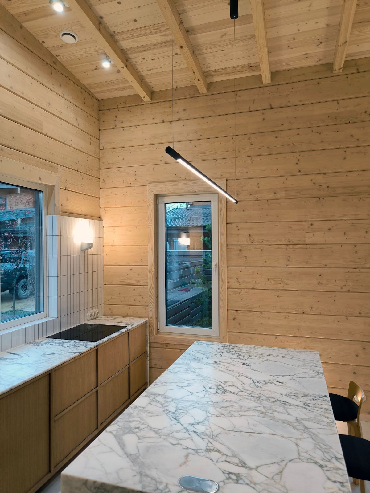 Светильник над столом на кухне