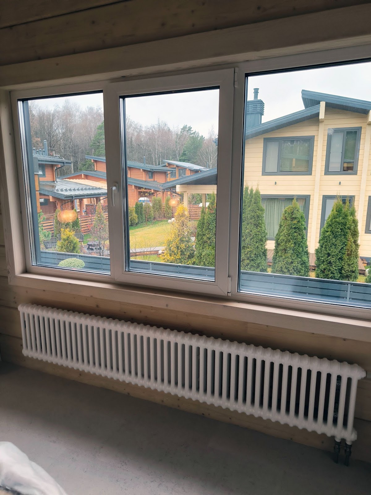 Большой радиатор отопления в мастер-спальне