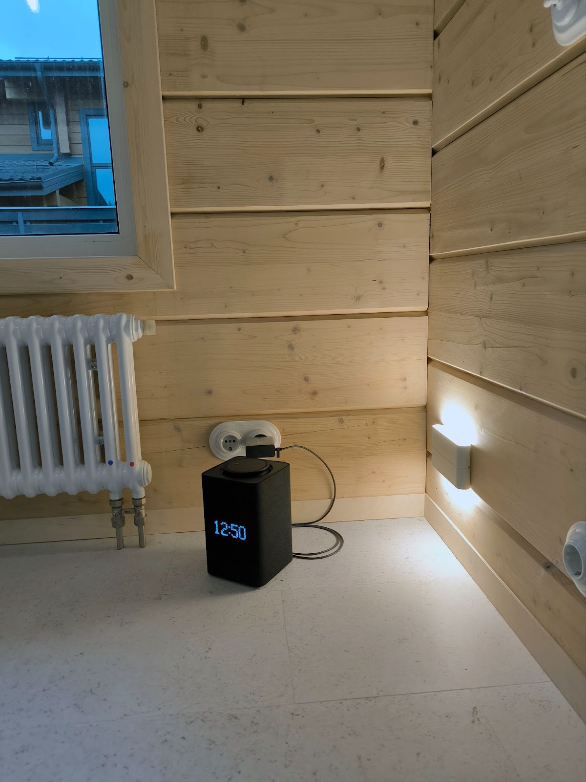 Колонка с Алисой в гостиной