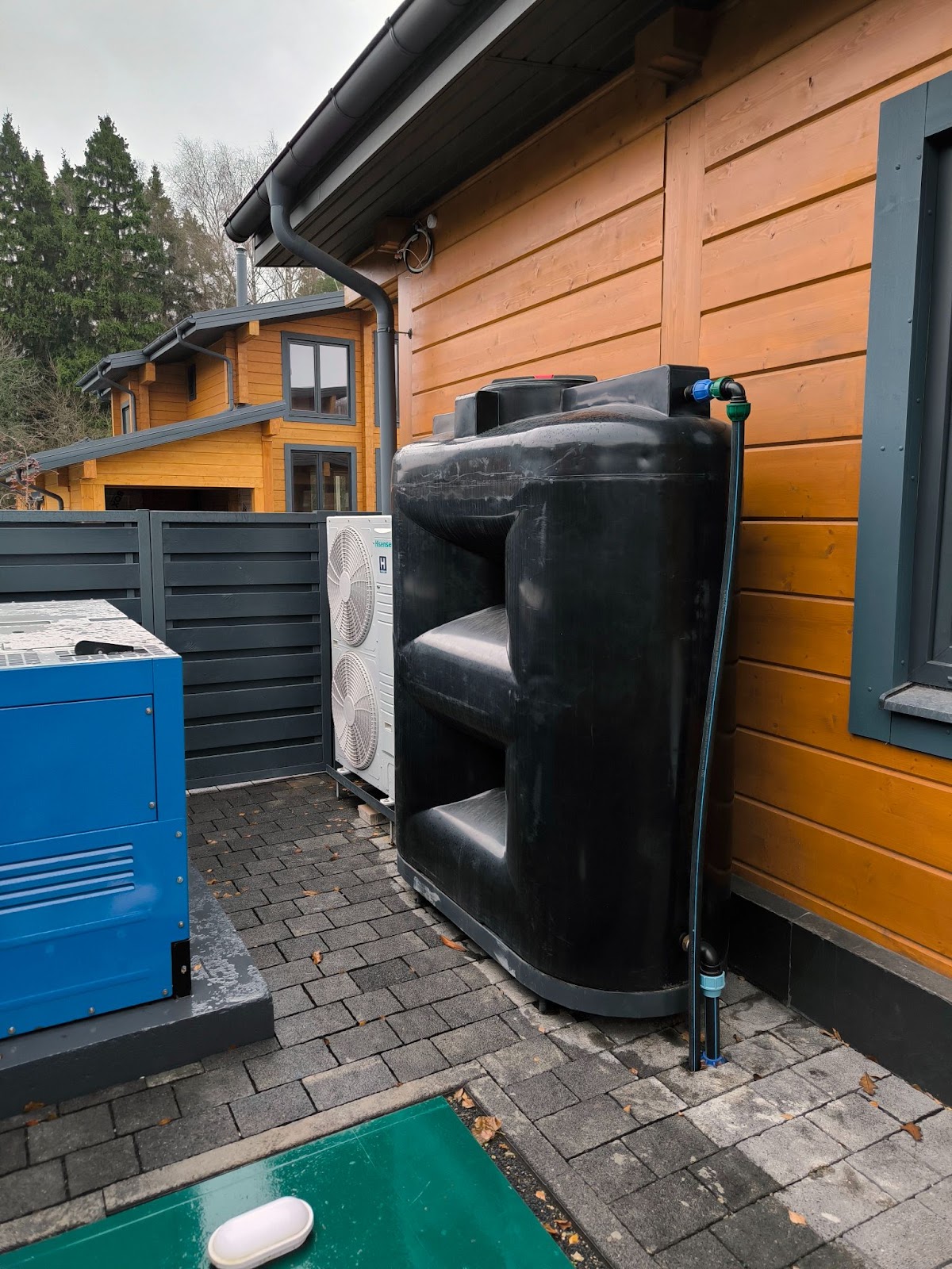 Емкость для воды и наружный блок системы кондиционирования