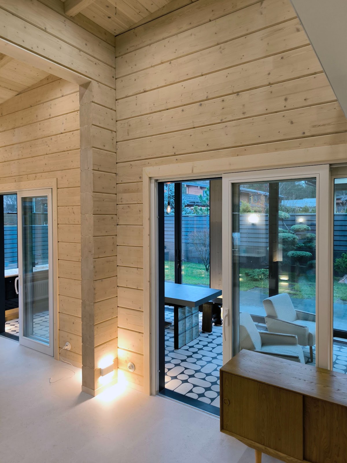 Вид из гостиной на веранду