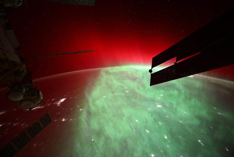 «Новогоднее световое шоу»: астронавт NASA Дон Петтит поделился первой фотографией Земли в 2025 году - 1 «Новогоднее световое шоу»: астронавт NASA Дон Петтит поделился первой фотографией Земли в 2005 году