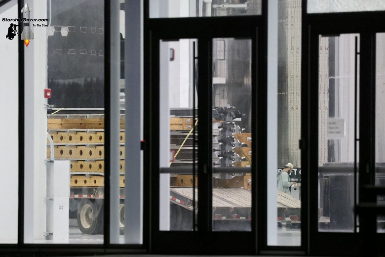 На сборочной площадке SpaceX Starship замечены макеты спутников нового поколения Starlink V3 - 1 На сборочной площадке SpaceX Starship замечены макеты спутников нового поколения Starlink V3