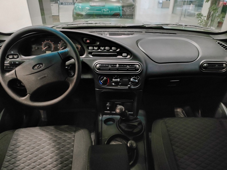 АвтоВАЗ объяснил, почему производство дешёвой &laquo;Нивы&raquo; было прекращено. У дилеров еще можно найти Lada Niva Travel Classic'24