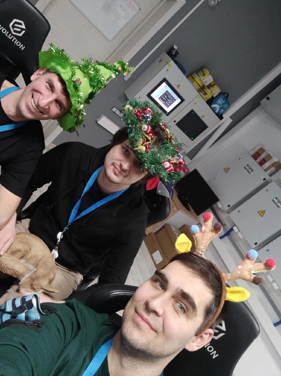 Инженеры на дежурстве в новогоднюю ночь.