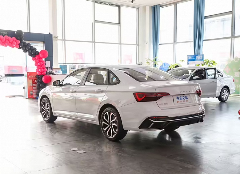 Замена Toyota Corolla от Volkswagen с перспективой официально появиться в России. Стартовали продажи Jetta VA7, цена &mdash; всего 12 тыс. долларов