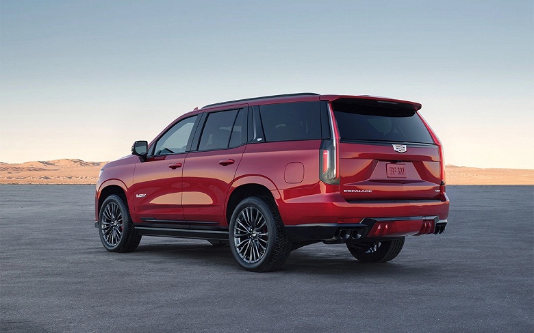 Большой, очень мощный, американский. В России доступен обновленный Cadillac Escalade-V: 682 л.с., 10-ступенчатый &laquo;автомат&raquo;, полный привод