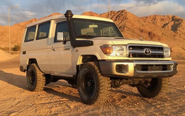 Надежный и неприхотливый конкурент УАЗа «Патриот» и «Нивы» от Toyota: В Россию привезли Toyota Land Cruiser 76 VRX - 1 Надежный и неприхотливый конкурент УАЗа «Патриот» и «Нивы» от Toyota: В Россию привезли Toyota Land Cruiser 76 VRX