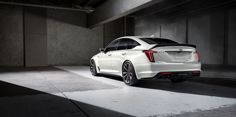 6,2-литровый мотор от &laquo;Корвета&raquo;, 10-ступенчатый &laquo;автомат&raquo; и максимальная скорость 320 км/ч. В России начали принимать заказы на Cadillac CT5-V Blackwing 2024