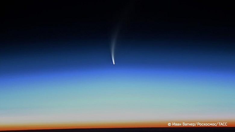 &laquo;Тёмный, таинственный, изящный космос&raquo;: с МКС прислали зрелищные фото. На одном показали самую яркую комету, прошедшую перигелий