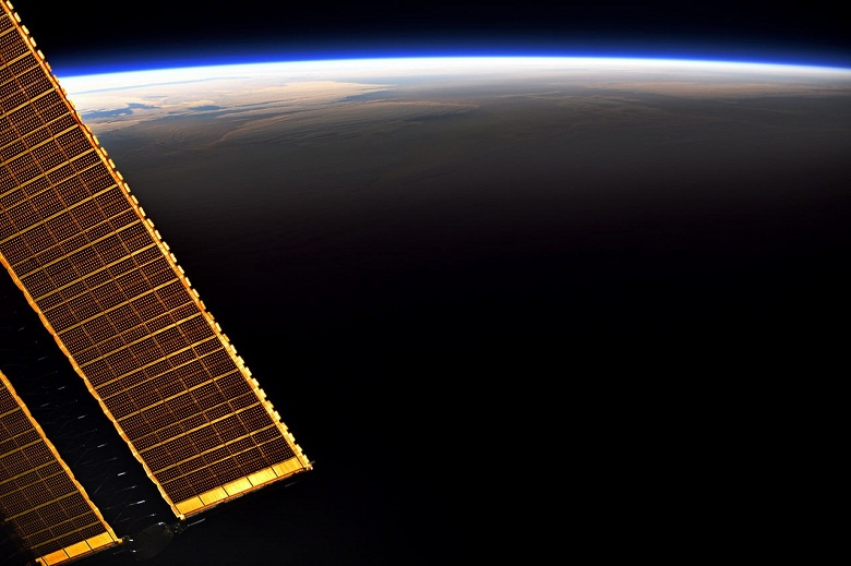 &laquo;Тёмный, таинственный, изящный космос&raquo;: с МКС прислали зрелищные фото. На одном показали самую яркую комету, прошедшую перигелий