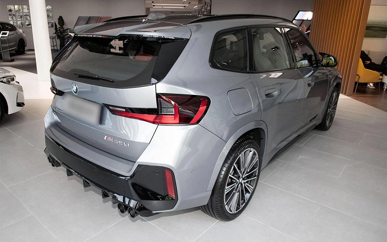 Такой BMW есть только в Китае, но теперь &mdash; и в России. Дилер привез 300-сильный полноприводный кроссовер BMW X1 Long M35i xDrive