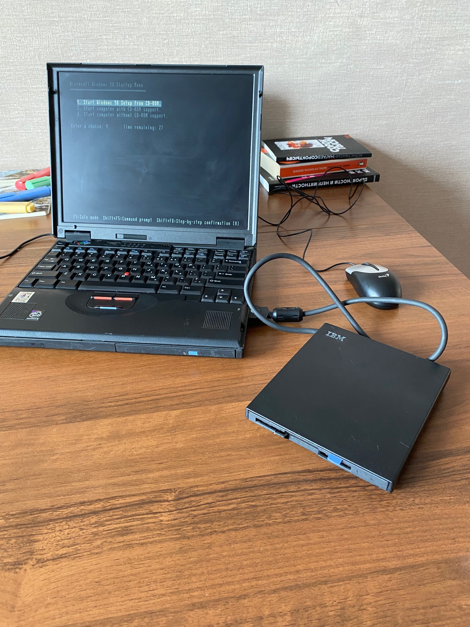 Дисковод подключается к специальному порту