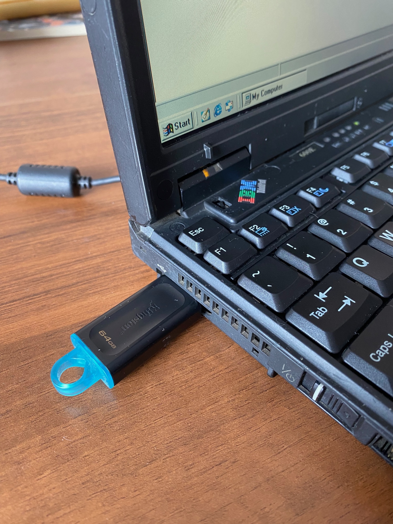 флешка 64ГБ отформатирована в ExFAT, win98 видит только FAT32 и предлагает ее форматнуть:)