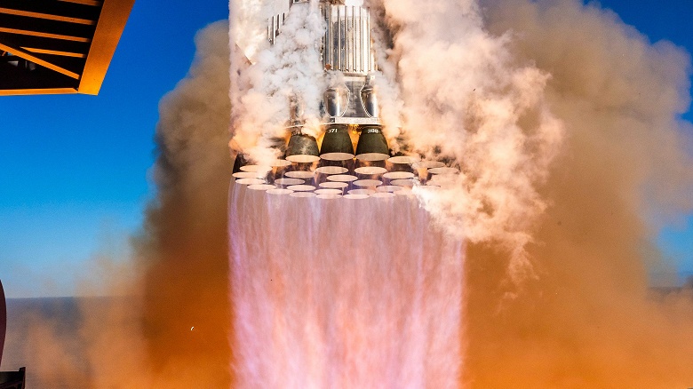 SpaceX показала невероятные фото двигателей Raptor ускорителя Super Heavy B14 при старте Starship и при ловле &laquo;Мехазиллой&raquo;