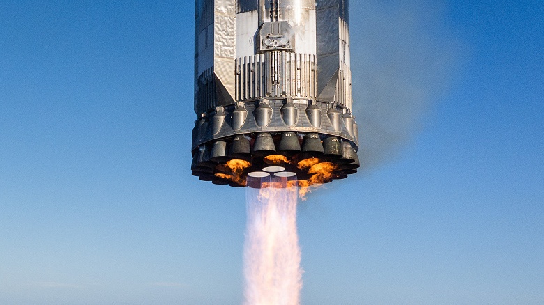 SpaceX показала невероятные фото двигателей Raptor ускорителя Super Heavy B14 при старте Starship и при ловле &laquo;Мехазиллой&raquo;