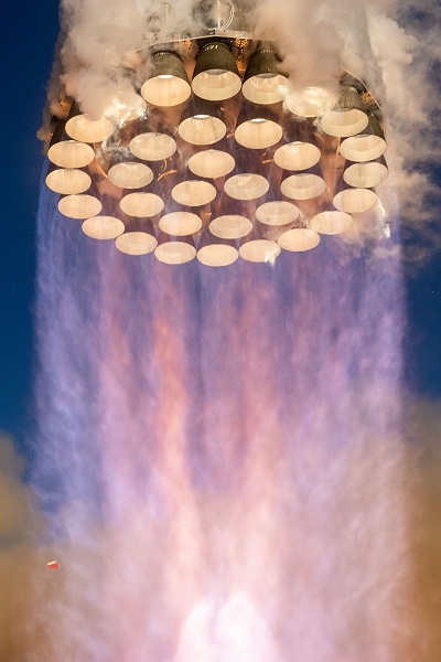 SpaceX показала невероятные фото двигателей Raptor ускорителя Super Heavy B14 при старте Starship и при ловле &laquo;Мехазиллой&raquo;