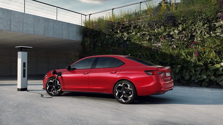 Новый лифтбэк Skoda Superb IV превратился в подзаряжаемый гибрид: 204 л.с. и 120 км без бензина