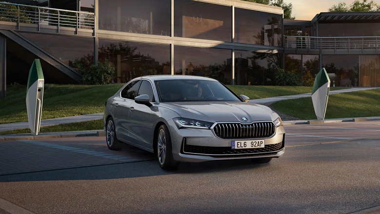 Новый лифтбэк Skoda Superb IV превратился в подзаряжаемый гибрид: 204 л.с. и 120 км без бензина