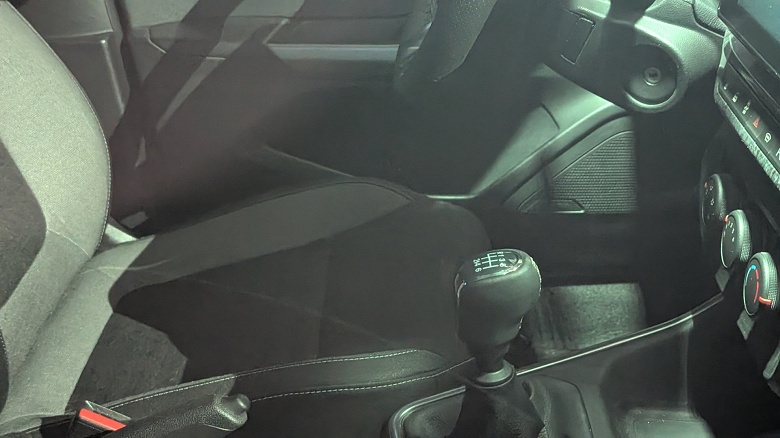 Интерьер серийной Lada Iskra показали на фото. Машина оснащена 6-ступенчатой коробкой передач