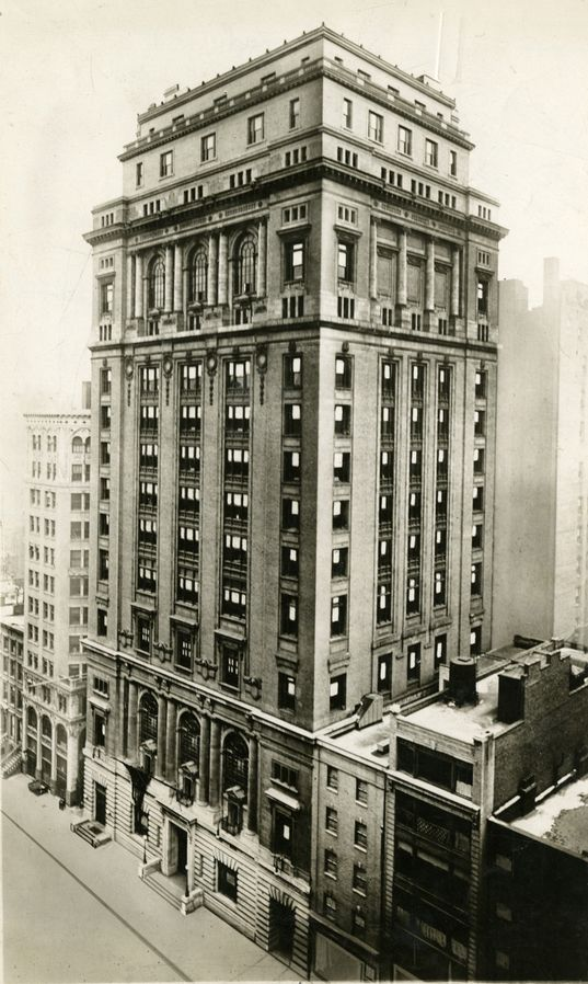 Здание штаб-квартиры AIEE, располагавшееся на 39-й улице. Здесь присутствовало больше 1000 человек в момент созвона