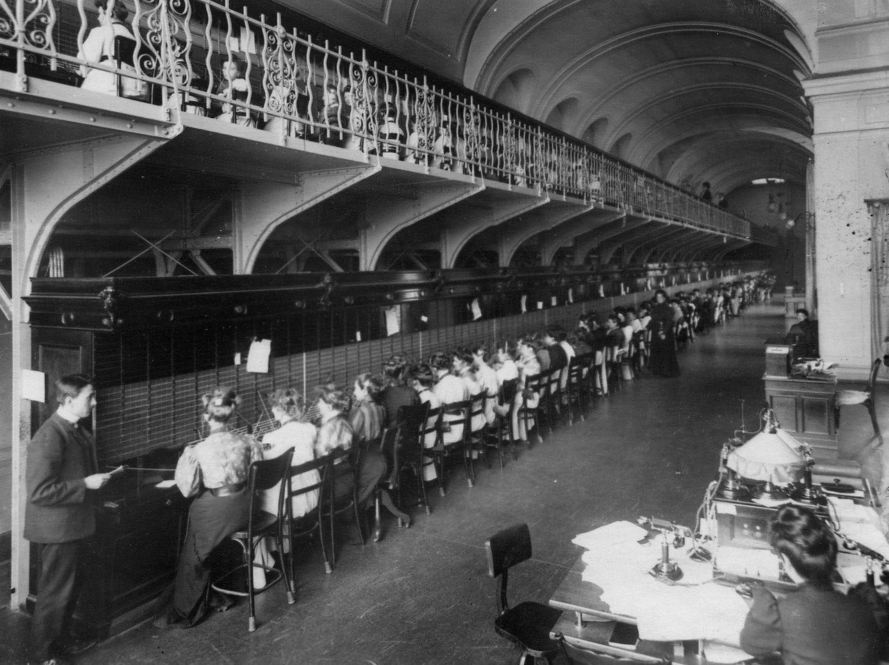 АТС не могли полностью устранить ручной труд телефонисток, но существенно упрощали работу. Кстати, на некоторых станциях коммутаторы Строуджера продолжали работать и в XXI веке