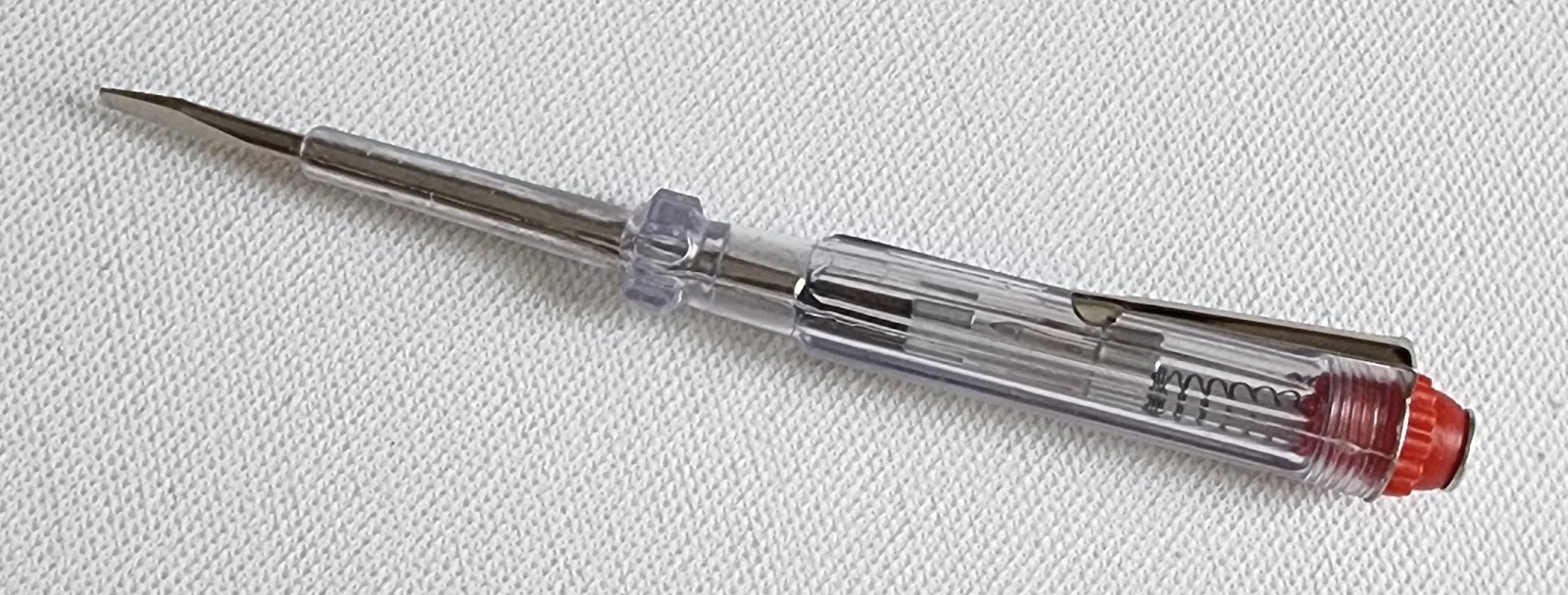 Изображение выглядит как инструмент, отвертка, в помещении  Автоматически созданное описание