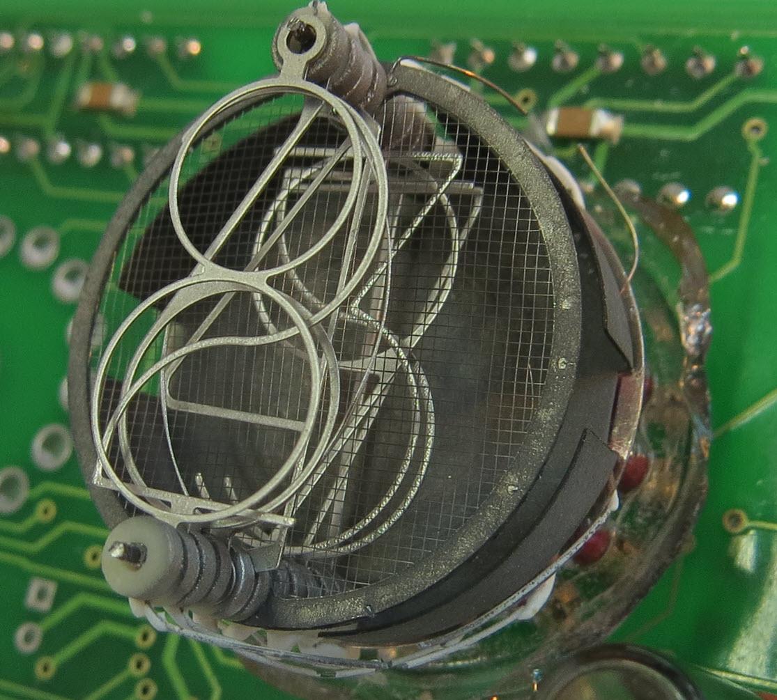 Изображение выглядит как Электронная техника, Электронный компонент, схема, электроника  Автоматически созданное описание