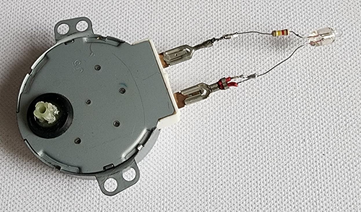 Рис. 19. Зажигаем неонку с применением моторчика от микроволновки