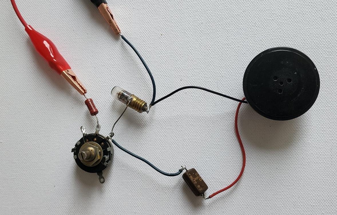 Изображение выглядит как кабель, Электрическая проводка, в помещении  Автоматически созданное описание