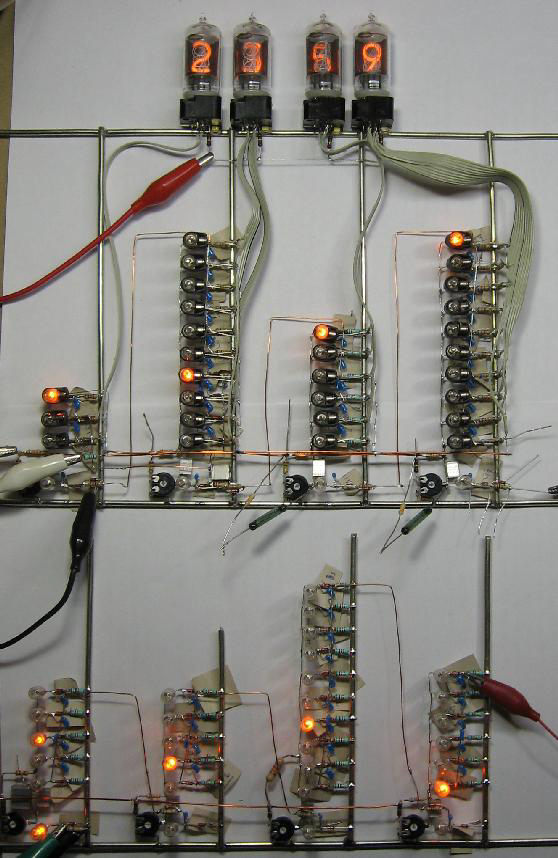 Рис. 33. Часы на неоновых лампах (источник)