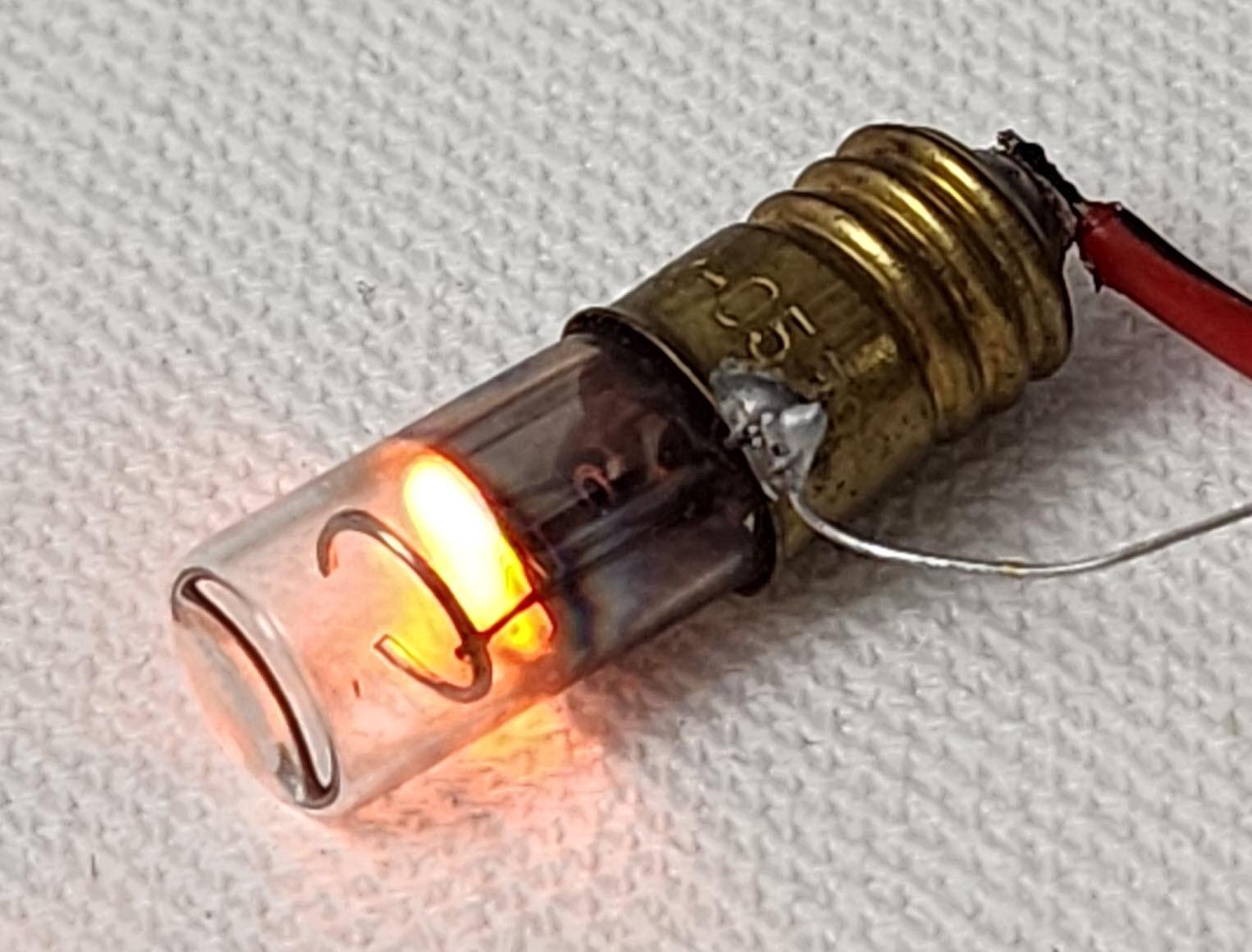 Изображение выглядит как лампочка, свет, в помещении  Автоматически созданное описание