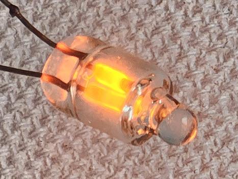 Изображение выглядит как лампочка, Янтарь, трубка, свет  Автоматически созданное описание