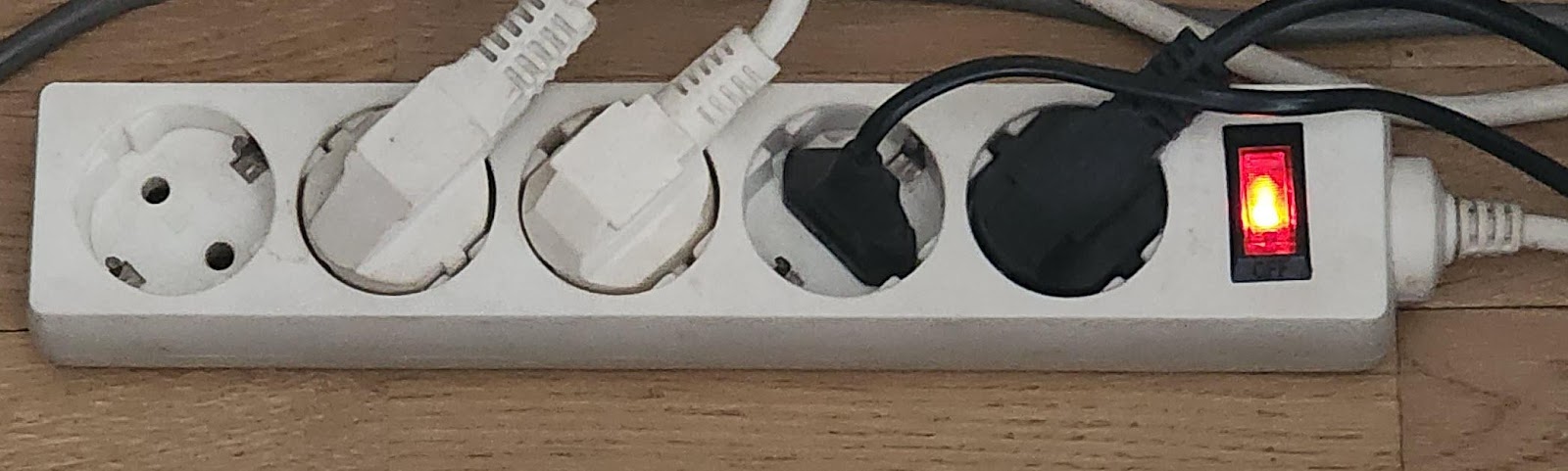 Изображение выглядит как электроника, кабель, Электрическая проводка, Электронное устройство  Автоматически созданное описание