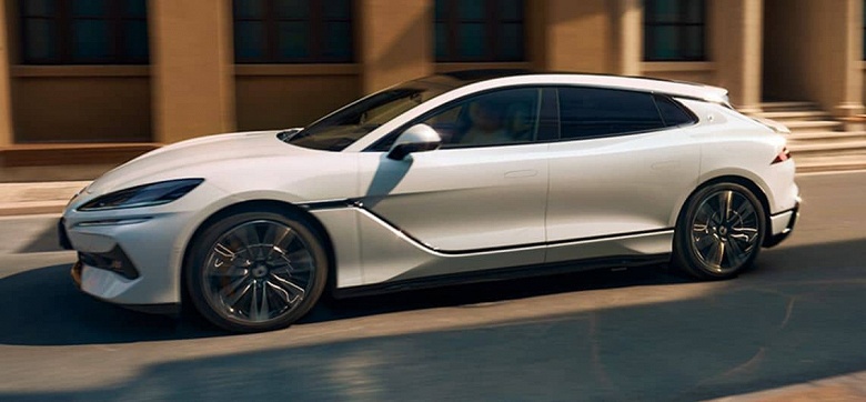 858 л.с., 1100 км, управление задними колёсами, полный привод, система &laquo;Глаз Бога&raquo;, два холодильника, акустика Devialet. Флагманский BYD Denza Z9 GT стал самым быстро продаваемым в своем классе