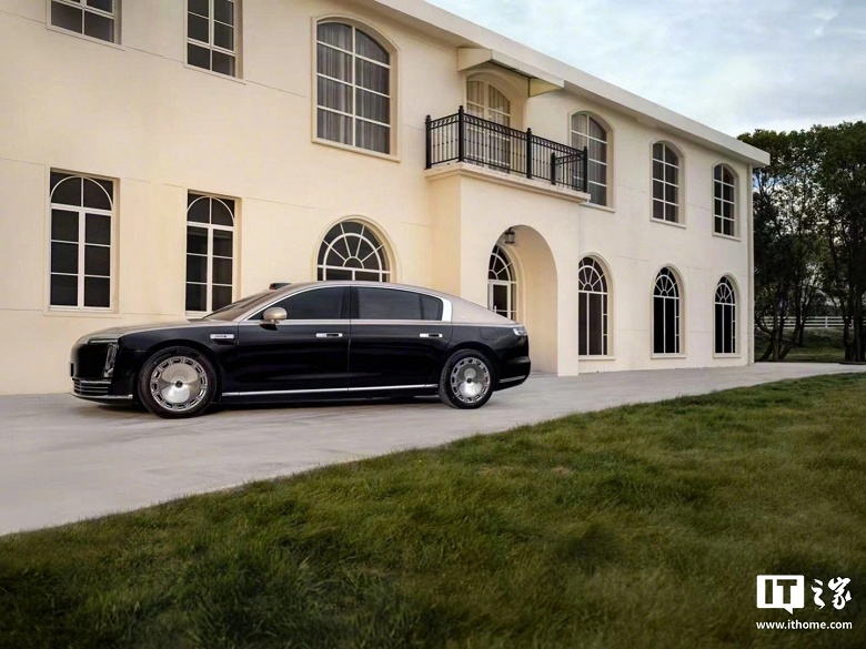 Rolls-Royce, уступи дорогу: &laquo;800-й&raquo; лимузин Huawei Maextro, который ожидается в России, показали в новом варианте